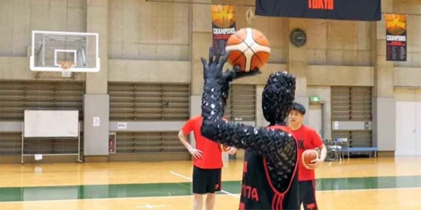 Un robot Toyota qui joue au basketball